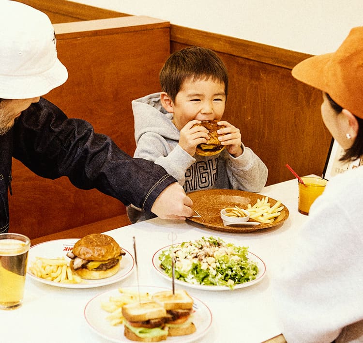 家族の食事シーン